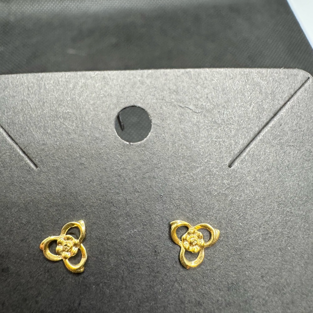 SOLD FINAL SALE ‼️REAL 18k Saudi Gold Flower Stud Earrings ‼️ NWOT